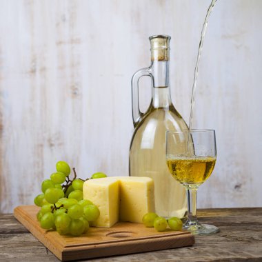 beyaz şarap, peynir ve üzüm 