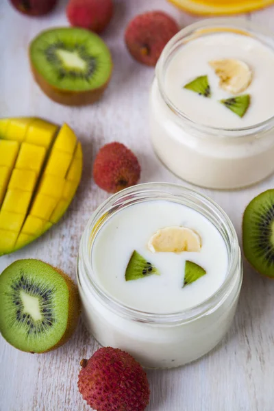 Tropikal meyve ile yoğurt 