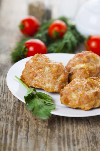 맛 있는 cutlets, 토마토, 파 슬 리 — 스톡 사진