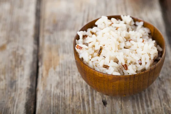 Arroz hervido en un tazón de madera — Foto de Stock