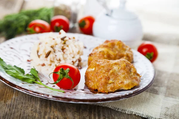 Läckra kotletter, tomater och persilja — Stockfoto