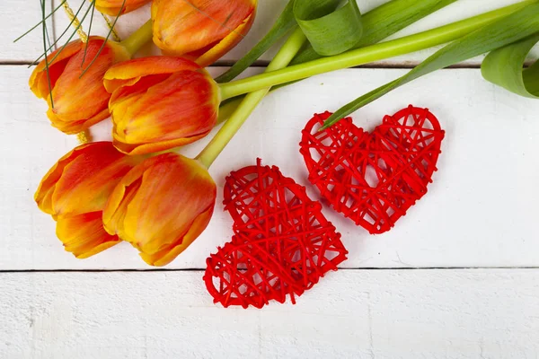 Bukett tulpaner och röda hjärtan — Stockfoto