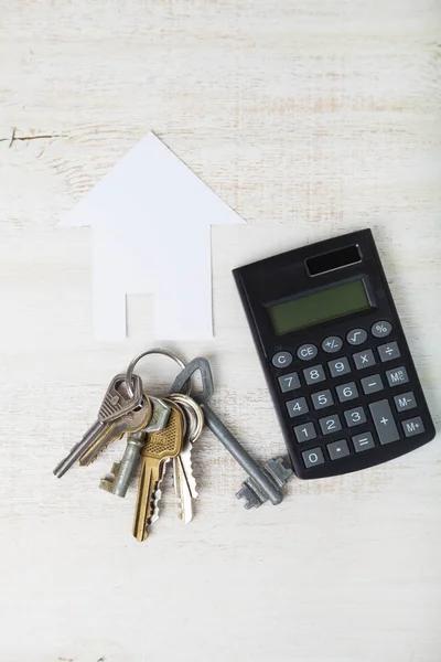 Cardboard house, keys and calculator — Stock Photo, Image