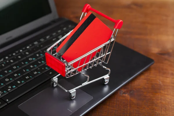 Tarjeta de crédito en un carrito de compras — Foto de Stock