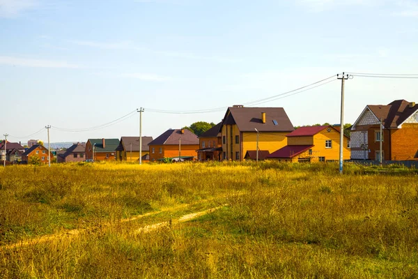 Cottage dorp in de buurt van de weide — Stockfoto