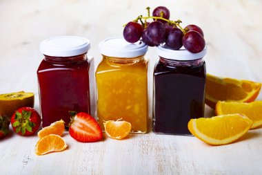 Reçelli üç kavanoz. 