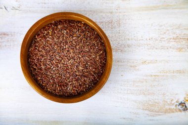 Çiğ kırmızı yabani pirinç bir kase 