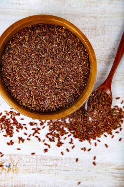 Çiğ kırmızı yabani pirinç bir kase ve kaşık