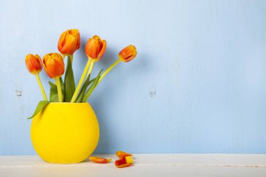 Vazoda Sarı laleler 