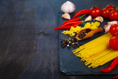 Karanlık bir arka plan üzerinde farklı makarna.