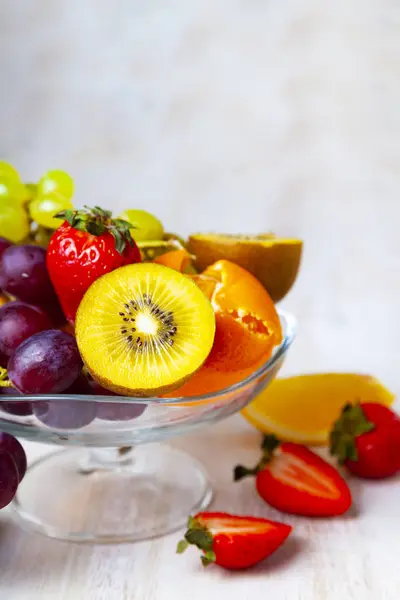 Frutos maduros em uma placa transparente — Fotografia de Stock