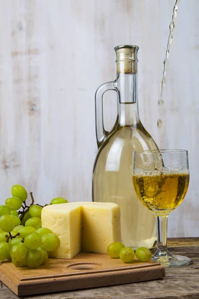 Weißwein, Käse und Trauben — Stockfoto