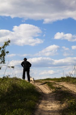 Genç bir köpek ile yürüyor