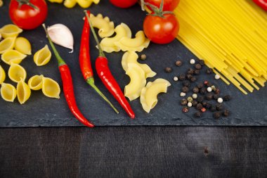 Koyu ahşap arka plan üzerinde farklı makarna