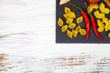 Koyu ahşap arka plan üzerinde farklı makarna