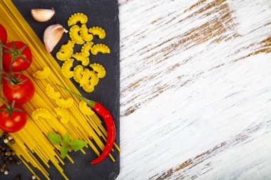 Koyu ahşap arka plan üzerinde farklı makarna