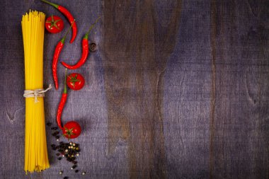 Spagetti koyu ahşap arka plan üzerinde