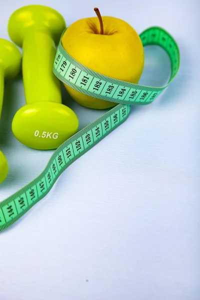 Apple,dumbbells and measuring tape — Stock Photo, Image