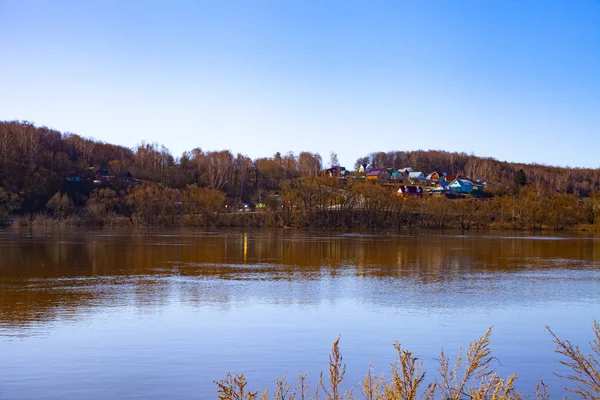 Bellissimo paesaggio primaverile con un fiume rovesciato — Foto Stock