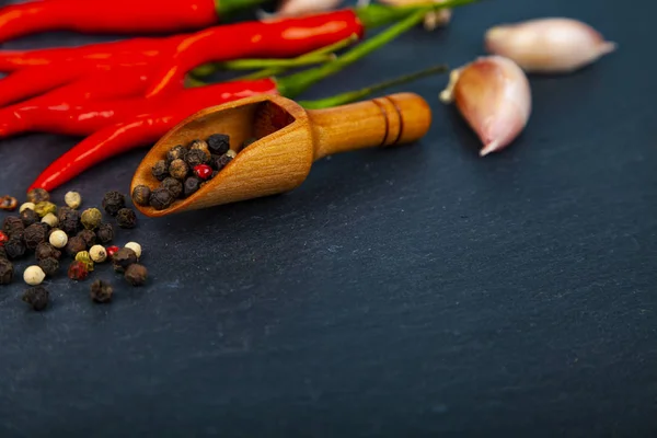 Peperoncino rosso, aglio e grani di peperoncino — Foto Stock