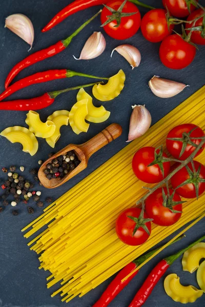 Pasta diferente sobre un fondo de madera oscura — Foto de Stock