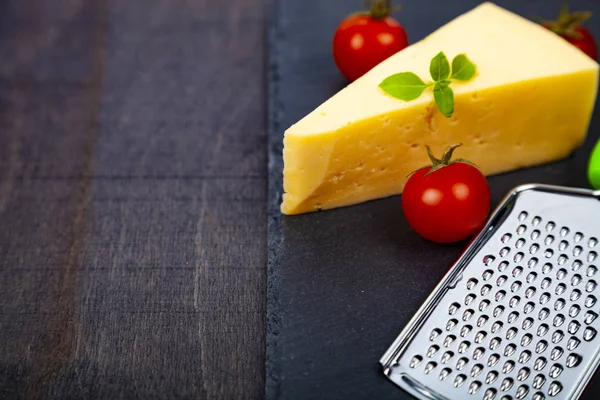 Queijo, tomate cereja, manjericão e ralador — Fotografia de Stock