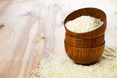 Pirinç bir kase haşlanmış Raw 