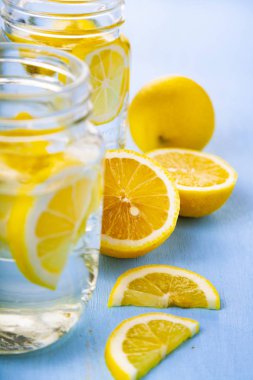 Limonlu serinletici buzlu soğuk su