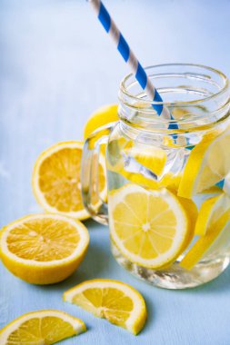 Limonlu serinletici buzlu soğuk su