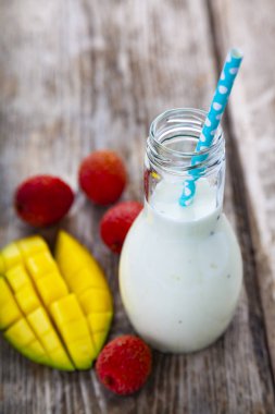 Tropikal meyve smoothies 