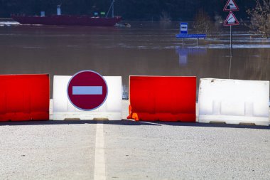 sular altında trafik işaretleri.