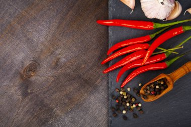 Kırmızı biber biber, sarımsak ve sıcak karabiber