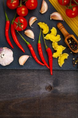 Karanlık bir arka plan üzerinde farklı makarna.