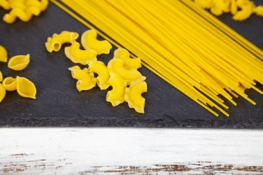 Ahşap arka plan üzerinde çeşitli makarna