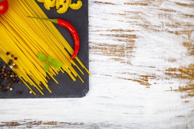 Ahşap arka plan üzerinde farklı makarna.