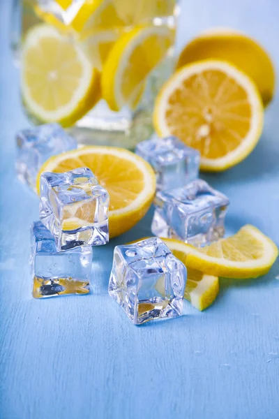 Erfrischendes eiskaltes Wasser mit Zitrone — Stockfoto