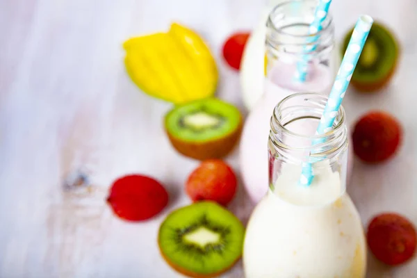 Batidos con frutas tropicales —  Fotos de Stock