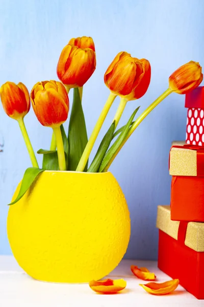 Strauß von Tulpen und Schachteln mit Geschenken — Stockfoto