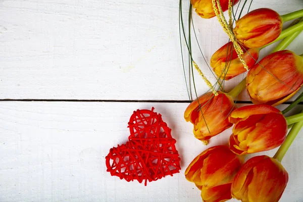 Bukett tulpaner och rött hjärta — Stockfoto