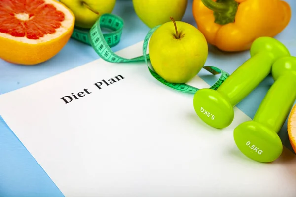 Lebensmittel und Blatt Papier mit Diätplan — Stockfoto