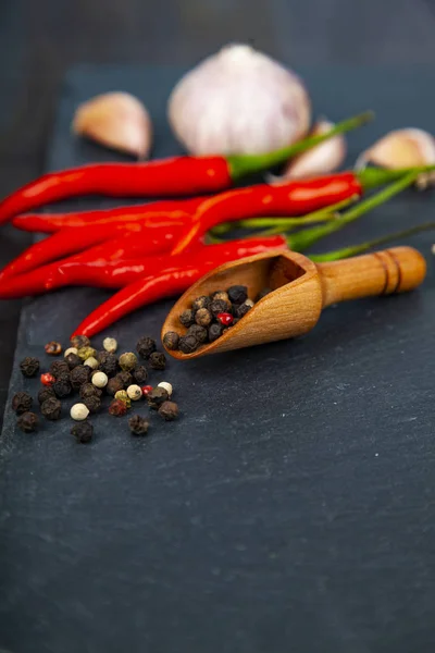 Röd chilipeppar, vitlök och het pepparkorn — Stockfoto