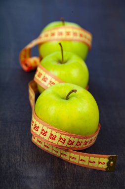 elma ve ölçüm bandı 