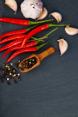 Kırmızı biber biber, sarımsak ve sıcak karabiber