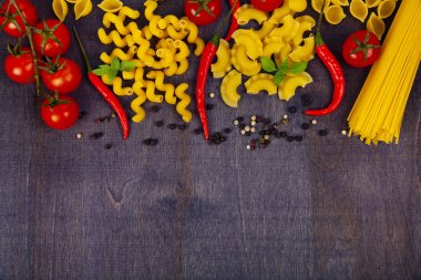 Koyu ahşap arka plan üzerinde farklı makarna