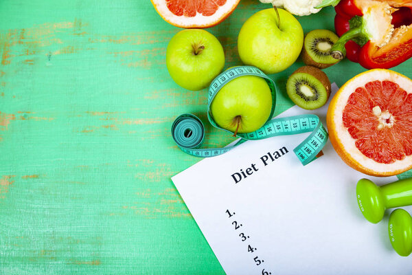 Пища и лист бумаги с диетой
