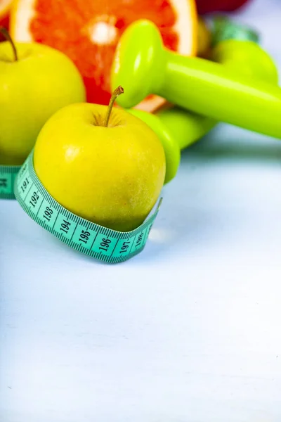 Food Diet Dumbbells Wooden Background Concept Diet Healthy Lifestyle — Stock Photo, Image