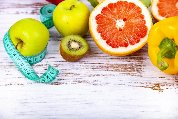 Food Diet Dumbbells Wooden Background Concept Diet Healthy Lifestyle — Stock Photo, Image