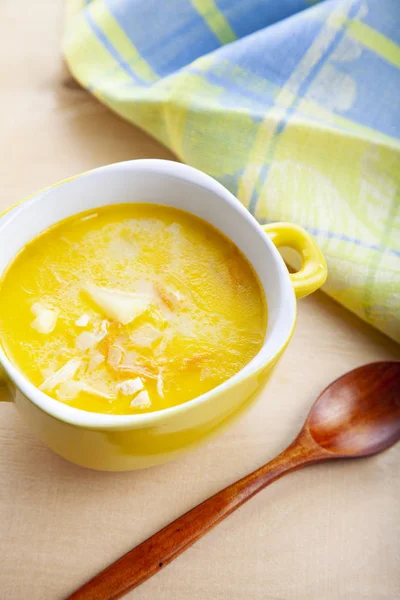 Sopa Queso Plato Amarillo Sobre Una Mesa Madera Sabrosa Cena —  Fotos de Stock