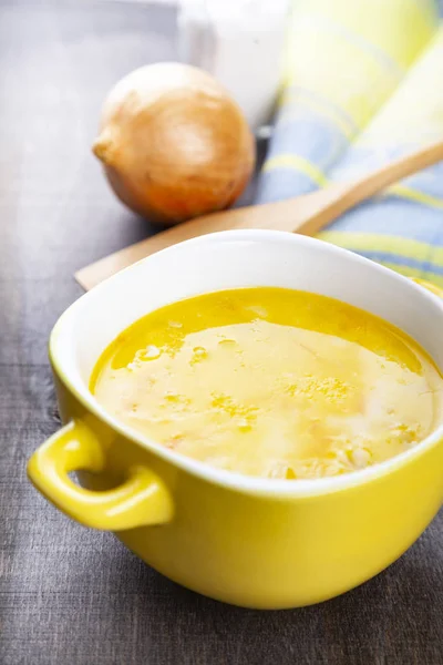 Minestra Formaggio Piatto Giallo Tavolo Legno Cena Gustosa — Foto Stock