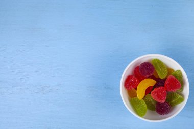 Bir kapta çok renkli marmelat 